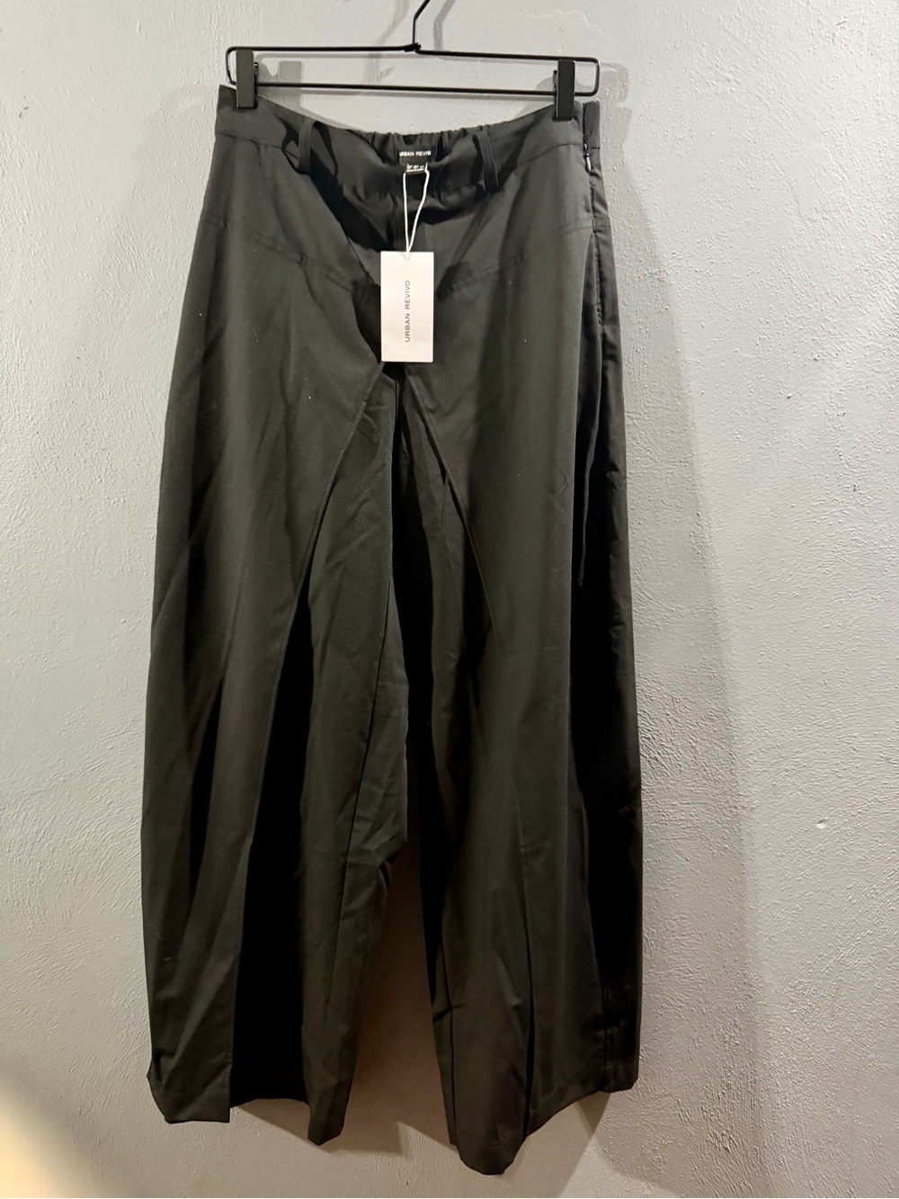 Elegant Wide-Leg Black Trousers — Modern High-Rise
